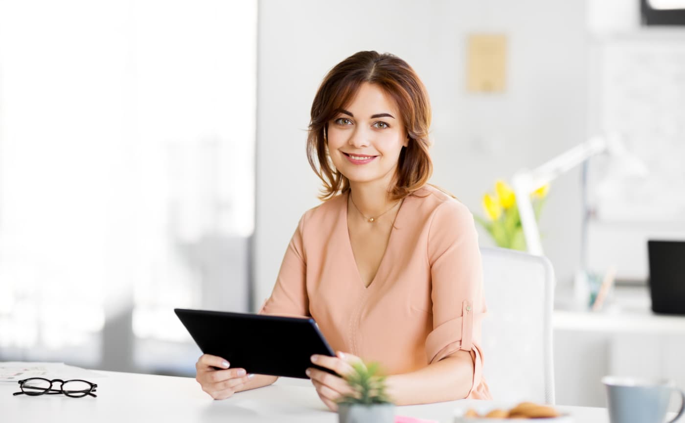 Medewerker met tablet aan een bureau